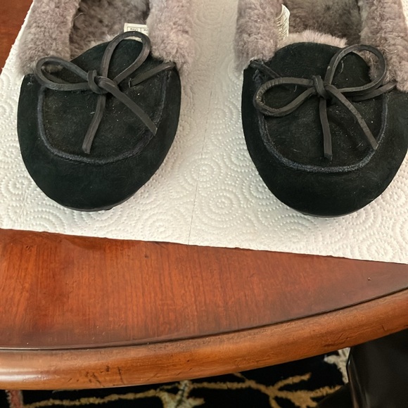 UGG SLIPPERS. SIZE 8. NAVY & GRAY. WORN ONCE INDOORS. LIKE NEW!  FUZZY & WARM. - Picture 4 of 7